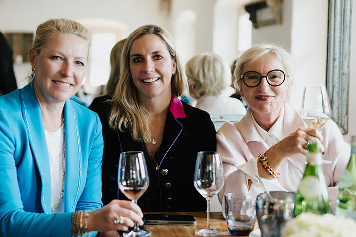 Sandra Vornweg (Tamara Comolli, Tanja Frühauf (Saurüsselalm), Hanne Santen (BOGNER) beim "Ladies Brunch" an den Tegernsee am 7. Mai 2024 (©Foto: Jennifer Hartmann)